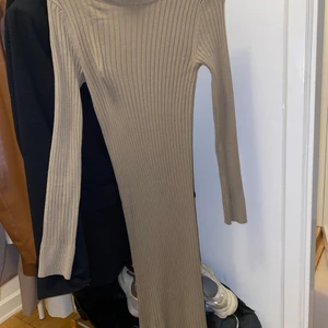 Ribbad klänning - Säljer ursnygg ribstickad klänning från Gina. Storlek xxs. Grå/grön färg. Nyskick aldrig använd