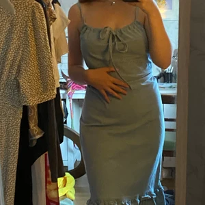 Söt jeansklänning<3 - en jättesöt jeansklänning som tyvärr inte kommer till användning längre:( den har justerbara axelband och är i storlek 44 från början, men som jag har sytt om och nu passar som en S/M!!