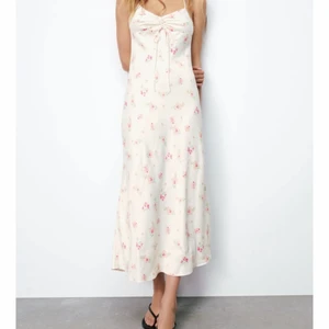 klänning zara - intresse koll på min superfina klänning från zara, helt oanvänd och prislappen sitter kvar. buda i kommentera☺️