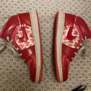 Nike Jordans  - Så snygga nike skor som ja köpt här på plick , Super bra skick ( tvättas innan postningen såklart) Köparen står för frakt på 66kr, har äkthets bevis!