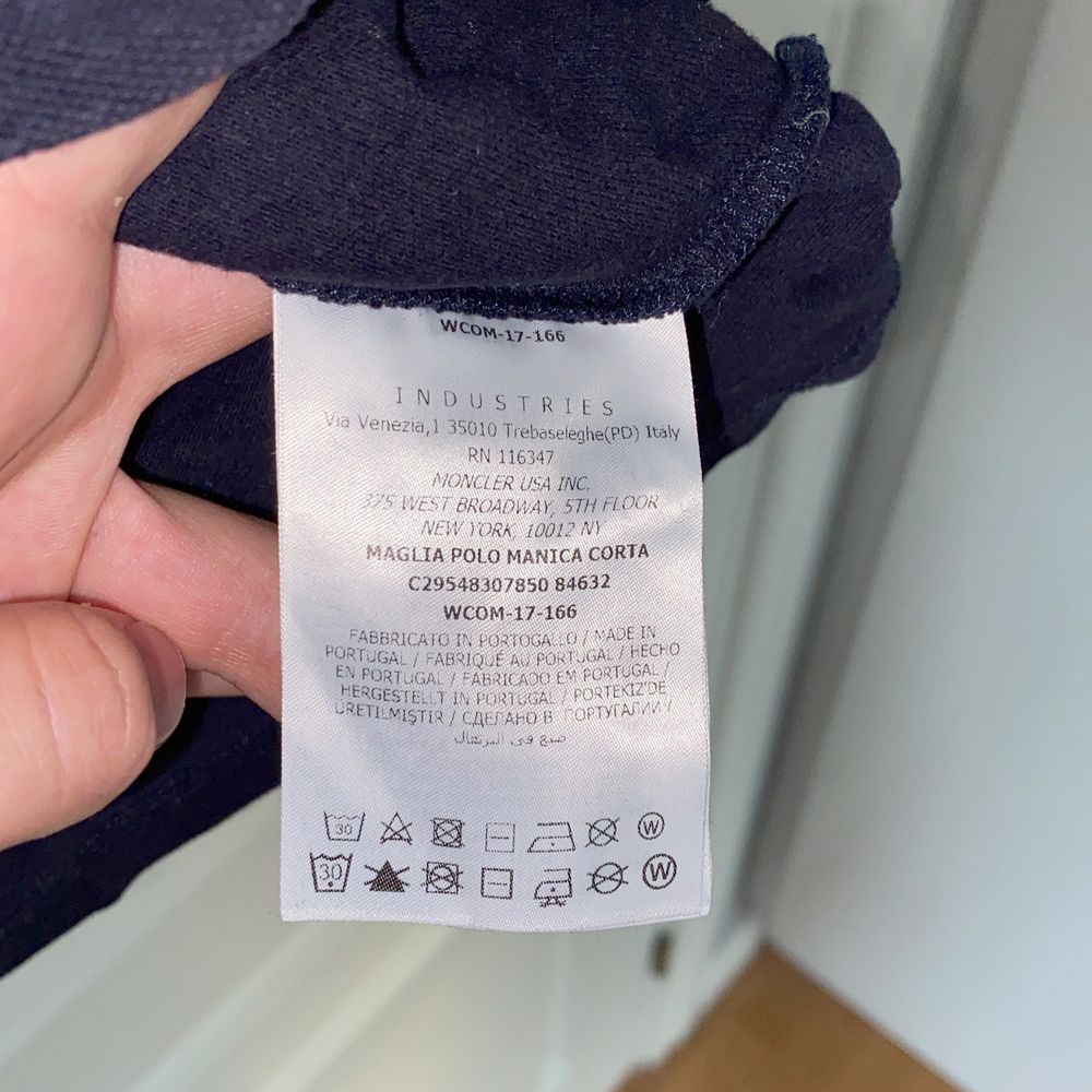 Jag säljer min moncler piqé tröja. Tröjan är i barnstorlek men passar xs eller en liten s. Har kassen och kanske kan lirka fram kvittot. Buda, startbud 300.. T-shirts.