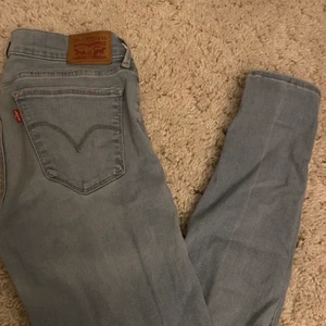 ljusblåa levis jeans - Jättefina!!!!! Aldrig använda o köpt för tusingen. 