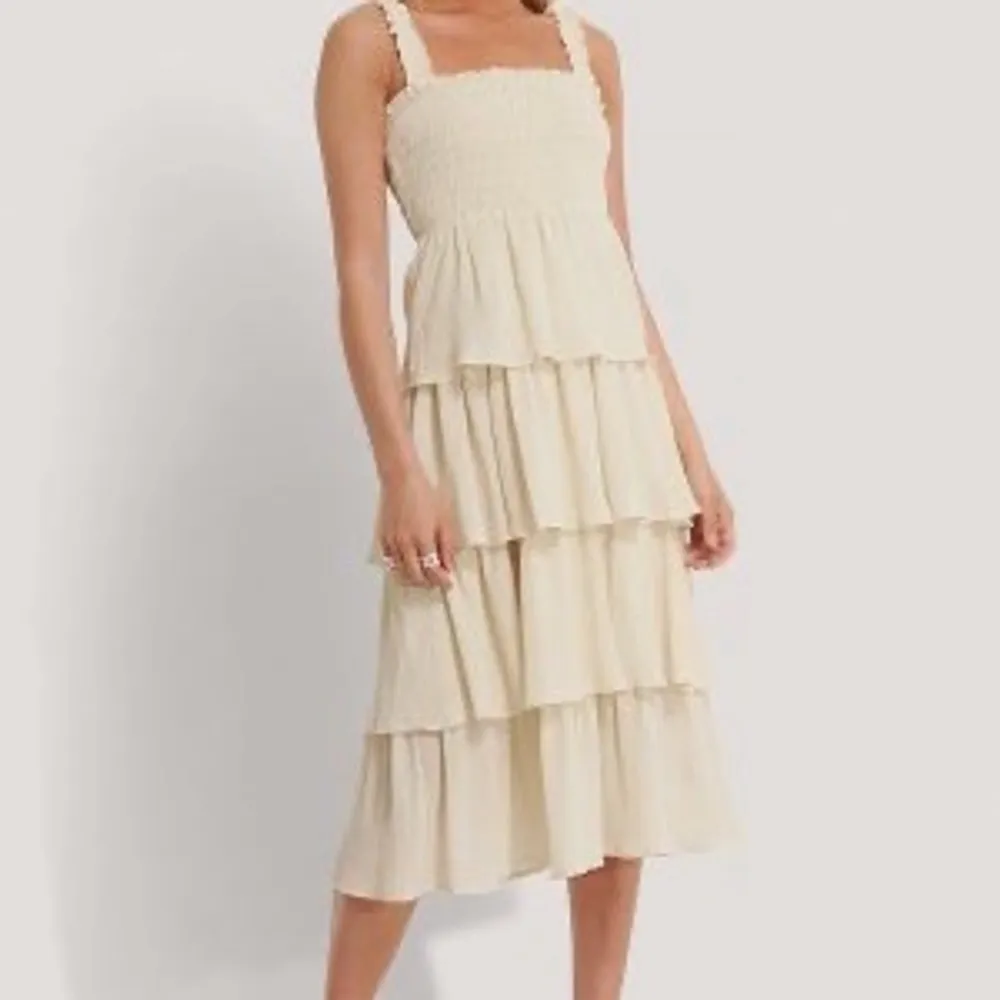 Säljer denna superfina trendiga och eftertraktade klänningen från NAKD AFJ kollektionen. Storlek S, säljer endast då jag inte riktigt fått användning för den 🥺🥺🥺💕💕. Klänningar.