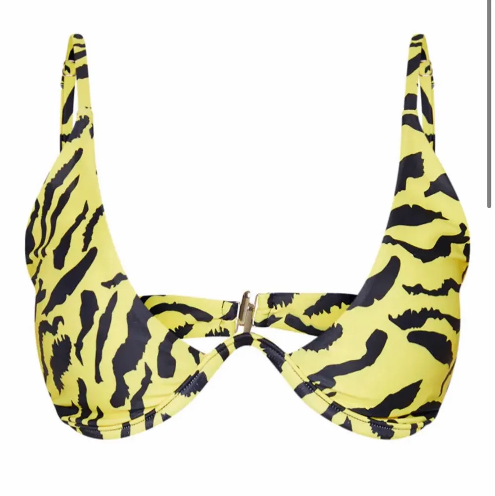 Jättefin bikini med gult och svart zebra mönster! Sälj pga att jag köpte fel storlek. Storlek 42 (EUR). Ingår frakt i priset :). Övrigt.