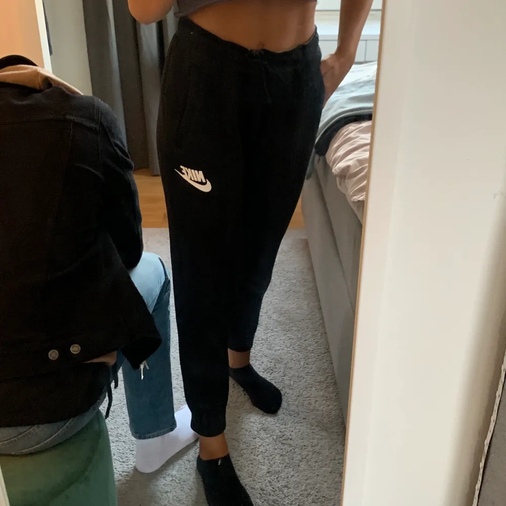 Nike myukisbyxa, mycket bra skick inga fläckar eller annat, priset går att diskutera. Säljer på grund av att dem blev för små för min smak. . Jeans & Byxor.