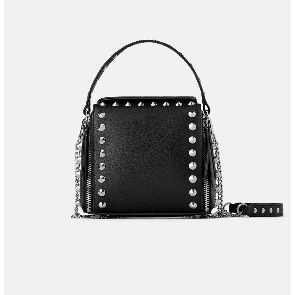 Snygg zara väska som tyvärr inte kommer till användning längre! Skriv till mig privat om ni vill lägga ett bud. Jag kan frakta eller mötas i Stockholm City/Lidingö. Frakt ingår inte och kostar 66kr! 💖. Väskor.