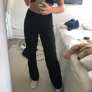 Zara full length kostymbyxor - Säljer nu mina kostymbyxor i full length från zara! Bra skick då dom ej har kommit till så mkt användning, säljer för jag vill ha en annan passform.