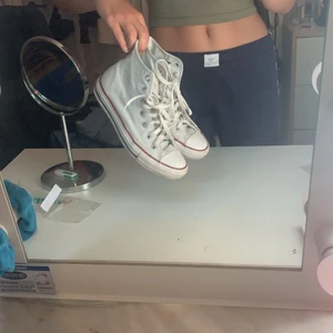 Converse skor - Säljer min fina converse som jag har använt en del. Säljer för får ingen användning av de. För fler bilder eller frågor är det bara att du skriver till mig så svarar jag!😊