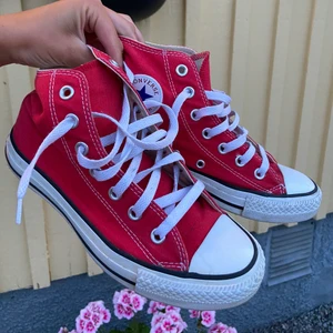 röda converse🍒  - säljer nu mina röda converse i strl 36.5. Dom är i bra skick och är använda få gånger. ✌🏼 buda med minst 10kr! 