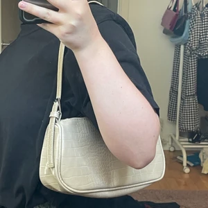Beige shoulderbag - Säljer denna sparsamt använda shoulderbag. Jättefin men kommer ej till användning💕💕