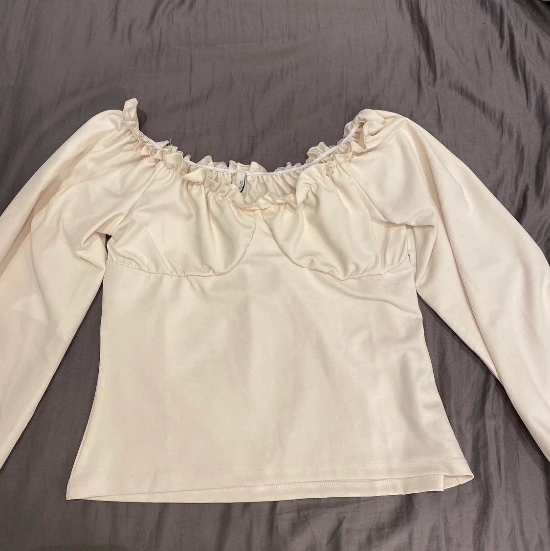 Långärmad topp i ljusbeige - 90