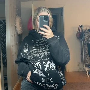 Cool hoodie med tryck  - Budgivning finns i kommentarerna!!! Höj med minst 15kr💕 Frakt är ej inkluderat i priset du budar! Lägg bara bud om du vet att du vill ha hoodien❤️❤️ Säljer denna coola hoodie med tryck för att den ej kommer till användning längre. Det är Storlek M i herr och passar S-XL💕💕 Den finns inte länge på hemsidan! Säljer endast vid bra bud! 