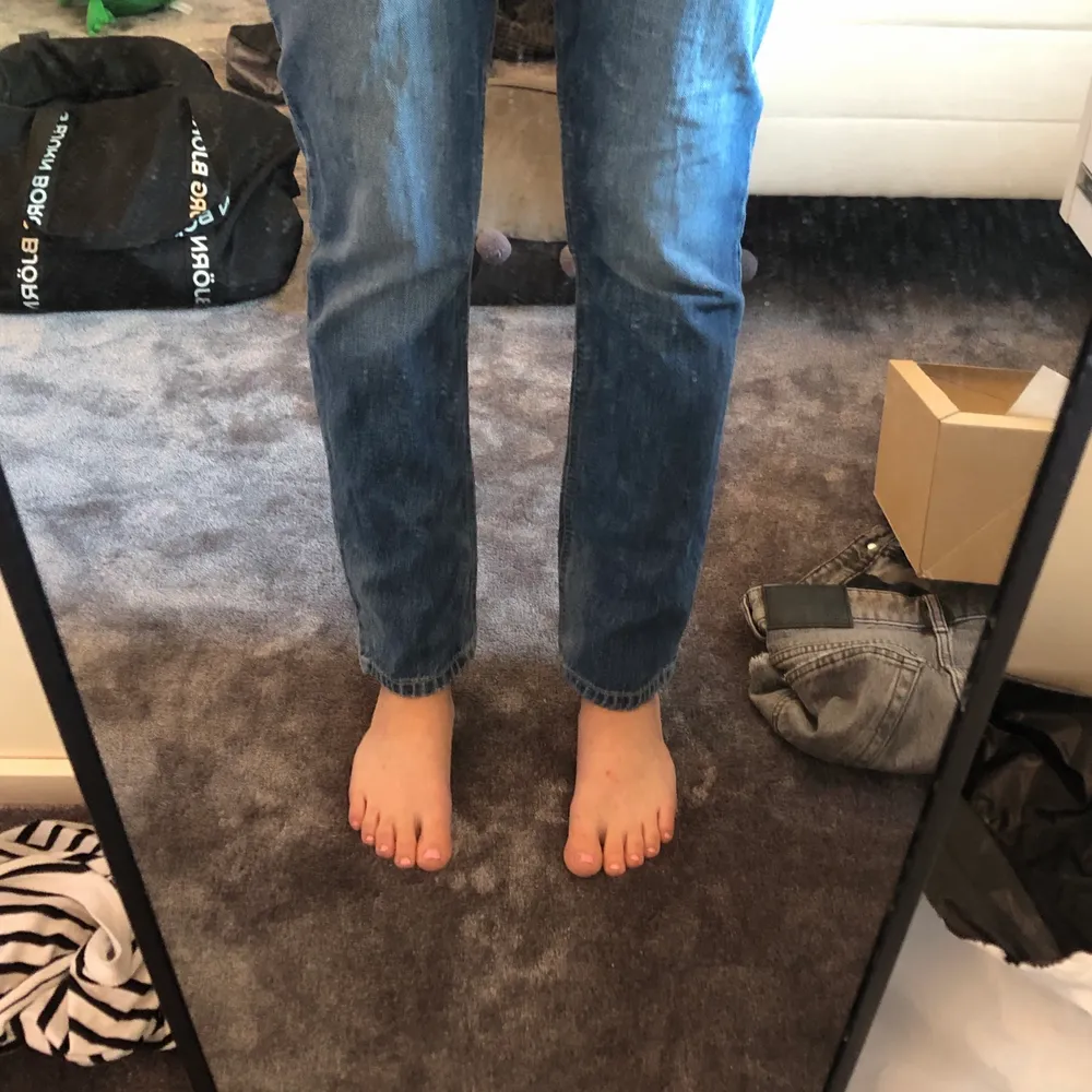 Säljer nu mina fina jeans då jag inte kan knäppa de i midjan längre. Supersnyggt lågmidjade och raka i benen! De passar någon som är mellan 155-165!💕 jag vet inte vilken storlek det är men skulle säga 34. Jeans & Byxor.