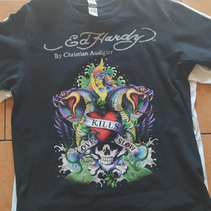 Ed Hardy strl L nyskick!🖤 - Den är riktigt svart det är bara min kamera som ger nåt dassigt sken bara. Strl L i nyskick!
