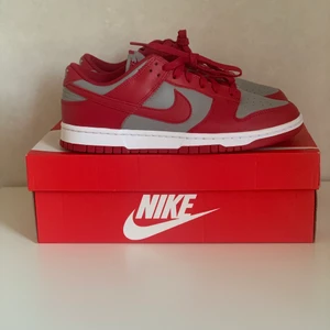 Nike Dunk Low "UNLV" - Nike Dunk Low UNLV /// Skick: 10/10 Helt nya, oanvända /// Storlek: 42 /// Orginalbox följs med vid köp och kvitto från footlocker 