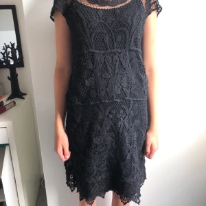 Två-delad klänning - Knappt använd, väldigt bra skick. Säljer då den inte används. Det är min lillasyster som har på sig den på bilden💕 Köparen står för frakt men kan samfrakta om man vill ha mer.