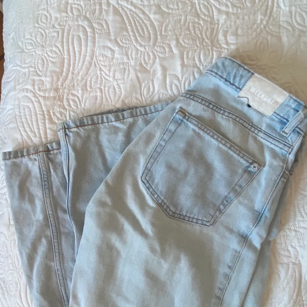 Ett par ljusa jeans köpta på weekday! Perfekt färg till sommaren, snygg modell & väldigt sköna 🧚🏻‍♀️🧚🏻‍♀️storlek W:27 L:32 ( jag är 168 cm och bär vanligtvis s/m ) ⭐️⭐️. Jeans & Byxor.