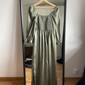 Olivgrön klänning  - En olivgrön långklänning, aldrig använd. 