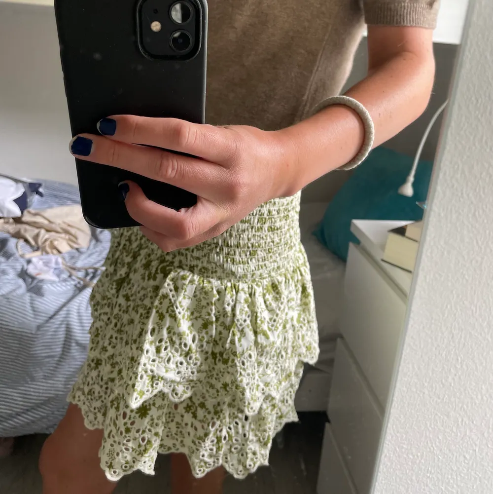 jättefin grön kjol från zara i storlek S. använd en gång och därav fint skick!. Kjolar.