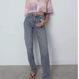 Mid rise jeans  - SÄLJER INTE! Vill gärna byta mina populära Zara jeans mot en annan färg (helst mörkblå) i strl 36/38! Hör av er vid frågor 💕