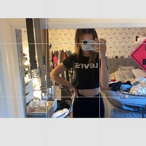 Levis törja - ⚜️ säljer min svarta levis tröja som inte används så mycket mer, den är köpt i New York. Trycket är helt å jättefint, 50+frakt, XS