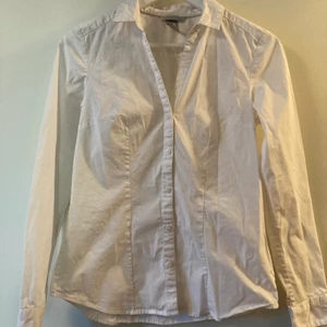 Vit skjorta strl 38 - Vit skjorta, storlek 38. Hämtas i Bromma eller skickas, köparen står då för frakt 