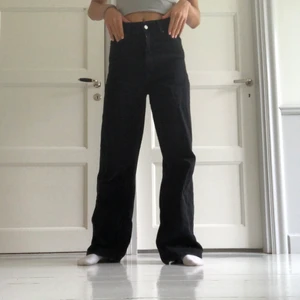Zara full length wide fit jeans - I princip oanvända svarta jeans köpta på zara. Inga slitningar eller defekter! Storlek 36 och de går ner till golvet på mig som är 170cm. Buda eller hör av er för billiga snabbköp!