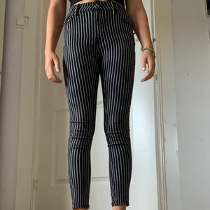 Jeans  - Ett par jättesköna jeans som är svart vit randiga säljer pågrund av för så 💞