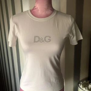 D&G - Snygg t-tishert från D&G. Mins inte om den är äkta eller inte. Super fint skick, aldrig använd. 
