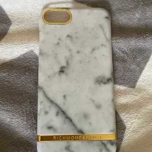 ⭐️Nytt snyggt iphone skal till iPhone 6s/7 ⭐️ - Snyggt nytt iPhone skal. Märke Richmond & Finch.⭐️ Passar 6s/7: Säljs för den inte passar min telefon. Vill gärna ha cirka 200 kr 