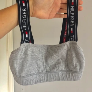 Tommy Hilfiger topp/bh - Säljer denna snygga topp i storlek xs från Tommy Hilfiger💕
