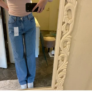 Zara 90's jeans full  - Säljer mina favoritjeans från Zara, passar tyvärr inte längre. Långa så perfekt för långa tjejer, men går såklart att klippa/sy upp. Str 36 men jag som brukar ha 26 i jeans tycker att de är något stora. Jag är 173 och lite långa på mig. *första bilden är lånad🥰