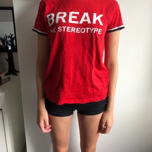Röd tshirt med tryck - Knappt använd, väldigt bra skick. Säljer då den inte används. Det är min lillasyster som har på sig den på bilden💕 Köparen står för frakt men kan samfrakta om man vill ha mer.