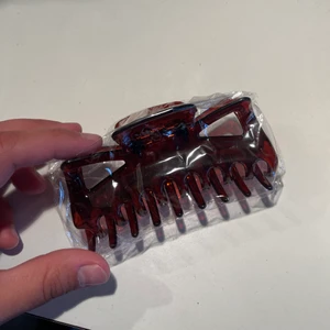 Stor hårklämma - Stor brun hårklämma, den är helt ny och fortfarande i sin plastförpackning. Kan skickas men då står köparen för den kostnaden.