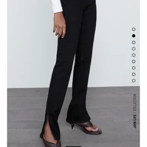 Helt nya zara jeans med slits  - Helt oanvända jeans med prislapp kvar. Säljes pga att de gått för lång tid för att returnera de. Storlek 38. Säljes för 250kr + frakt