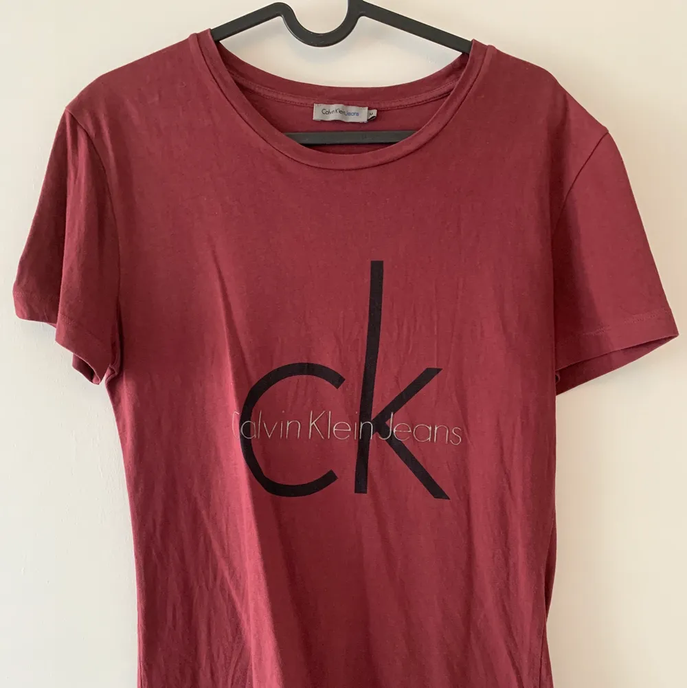 Vinröd T-shirt från Calvin Klein. Använd fåtal gånger och är i bra skick. Storlek m, är sann i storleken. Kan mötas upp i Malmö & Vellinge, köparen står för frakten. . T-shirts.