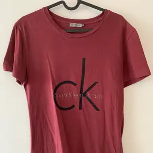 Vinröd T-shirt från Calvin Klein. Använd fåtal gånger och är i bra skick. Storlek m, är sann i storleken. Kan mötas upp i Malmö & Vellinge, köparen står för frakten. 