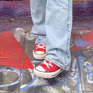 röda converse all star 38 - Storlek 38, bara andvände få tal gånger. Säljs för känner att dom är lite för små för mej. Ny pris 600, säljs för 300 men pris kan ochsp diskuteras😀