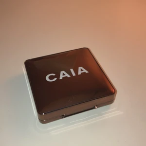 Caia bronser - Caia bronser i färgen La digue, bara använd en gång. Kommer med förpackningen, användes med en helt ny borste. Inga fel på den men har andra bronsrar. Har haft den i en månad typ. Originalpris 325kr. Färgen representeras bättre på hemsidan