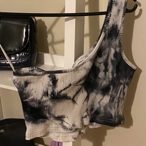 Rib - knit topp - Topp med ett axelband i marble mönster. På hemsidan står denna i storlek XL men satt mycket mer som en M/S då den är ganska croppad. På mig som vanligtvis har M i storlek satt den lite löst och inte för tajt. 