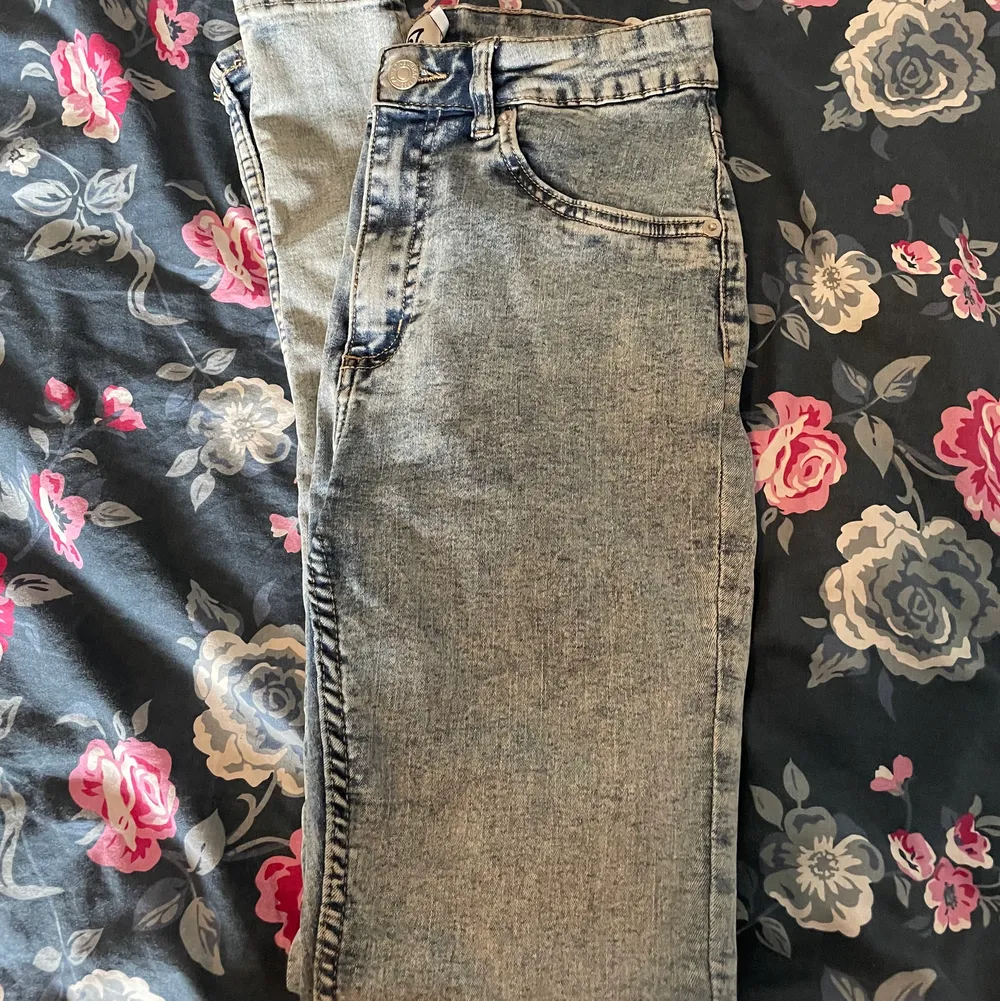 Ett par super fina och sköna skinny jeans. Säljer dom då jag har för mycket. Jeans & Byxor.