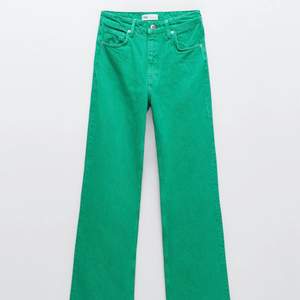 Ett par populära och fina gröna jeans från zara. Använda två gånger och även upp klippta. Men fortfarande 5cm längre än mig som är 166cm lång. 🥰