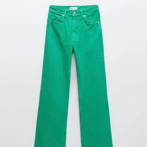 Zara jeans - Ett par populära och fina gröna jeans från zara. Använda två gånger och även upp klippta. Men fortfarande 5cm längre än mig som är 166cm lång. 🥰