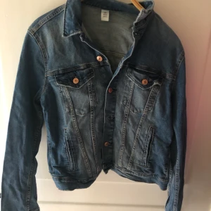  jeansjacka från hm💗 - Snygg och skön! Jättefint skick och knappt använd! Storlek 40 men är liten i storleken så passar 38💗
