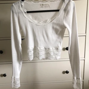 långärmad tröja med spets - kontakta för mer info