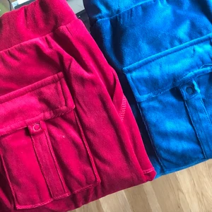 Juicy couture byxor  - Hej säljer två par  fina juciy byxor i velour ☺️ för mer information  kontakta mej vara privat då ❤️