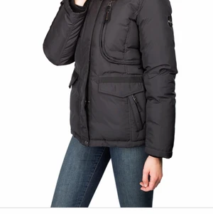 HOLLIES  - säljer min hollies jacka för den går inte till användning och den passar nt på mig så bra. Den är strlk 38 alltså M. Men om du är ganska lång ksk 168 och bär s kommer den passa dig. 