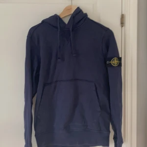 Stone island tröja - Jag säljer min stone island hoodie, jag har kvittot vilket kan medskickas. Helt okej skick men har några småfläckar men inget som man tänker på. Nypris är 2500 men jag säljer den för 1200kr! 