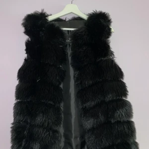 Pälsväst (faux fur) - Chelsea faux fur väst köpt på miinto några år sent, använd fåtal gånger och är i fint skick! Västen har fickor och går även att stänga. Storlek XS men går bra om man är S! 
