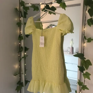 Zara klänning - Kort zara klänning strl s. Säljes pågrund av för liten, (köpare står för frakt). Ej använd